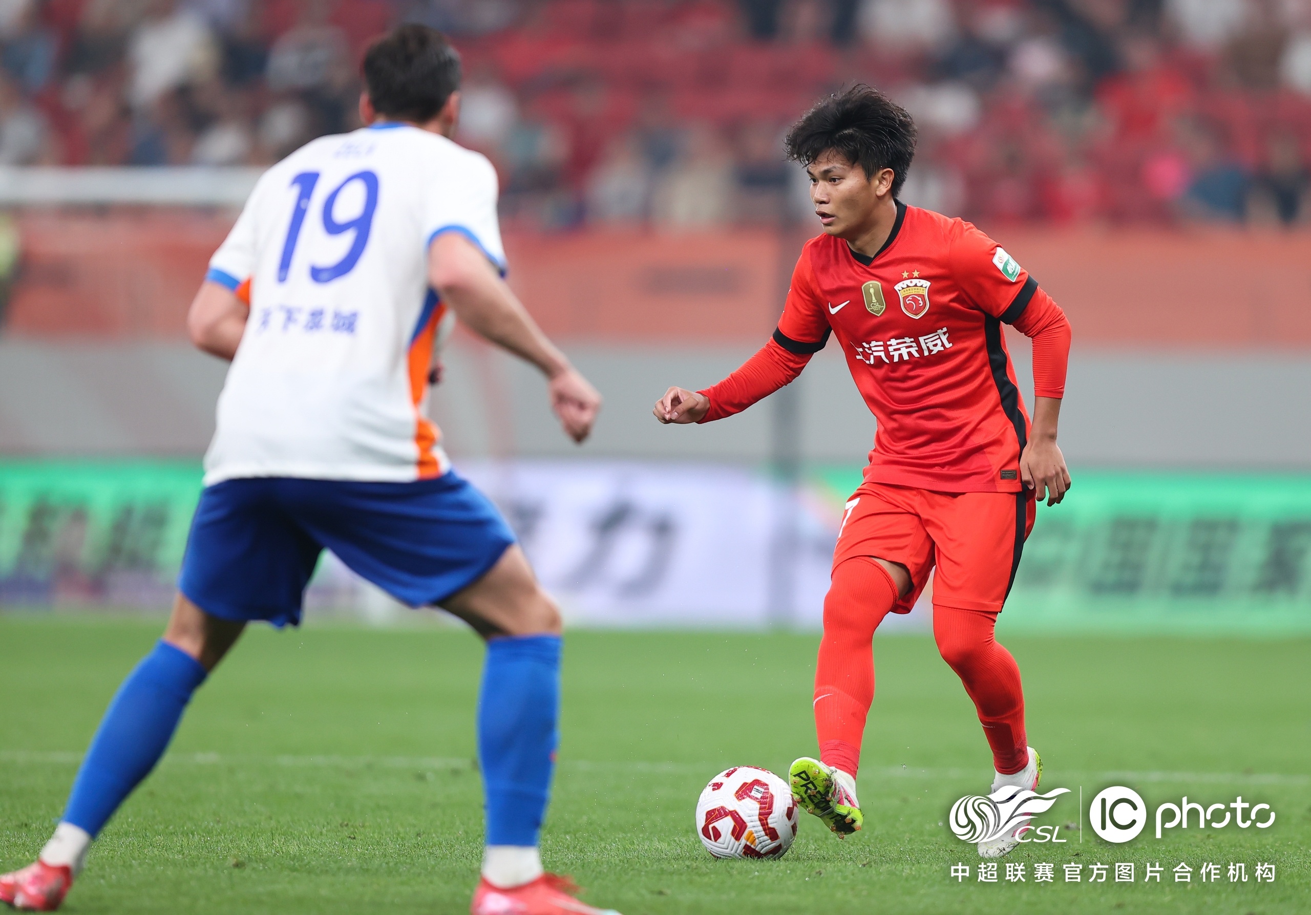 包含集结日体能课后；上海海港单刀错失备战中超；震撼外界；赛程密集仍需轮换的词条